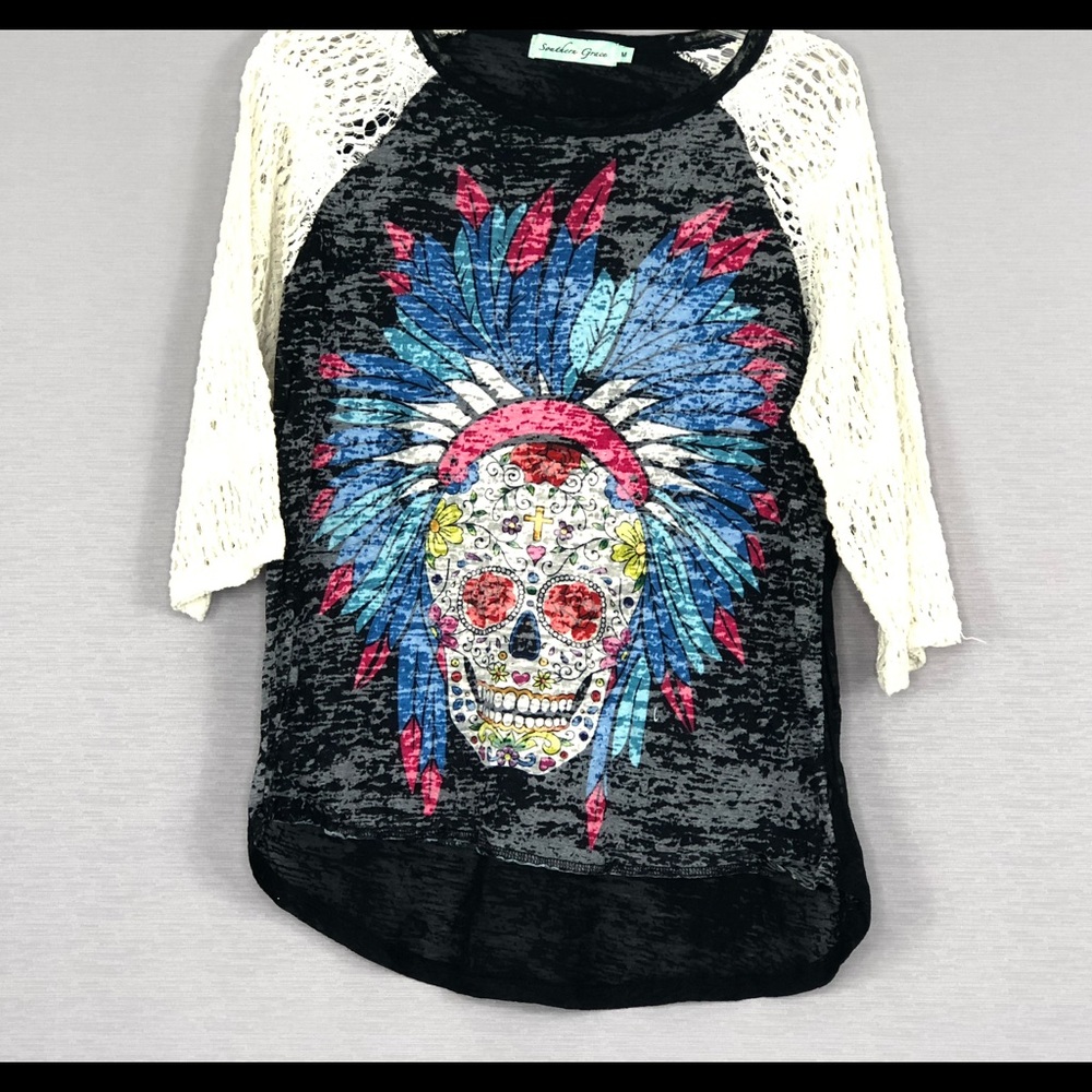 Southern Grace Graphic Skull/Feathers T-Shirt. SZ M